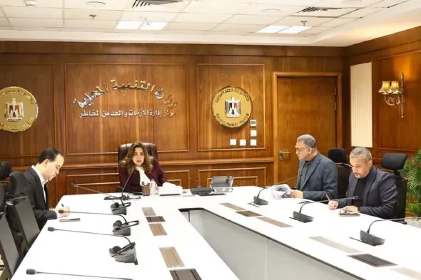 وزيرة التنمية المحلية والبيئة تتابع جهود المحافظات لمواجهة موجة الأمطار من مركز السيطرة على الطوارئ