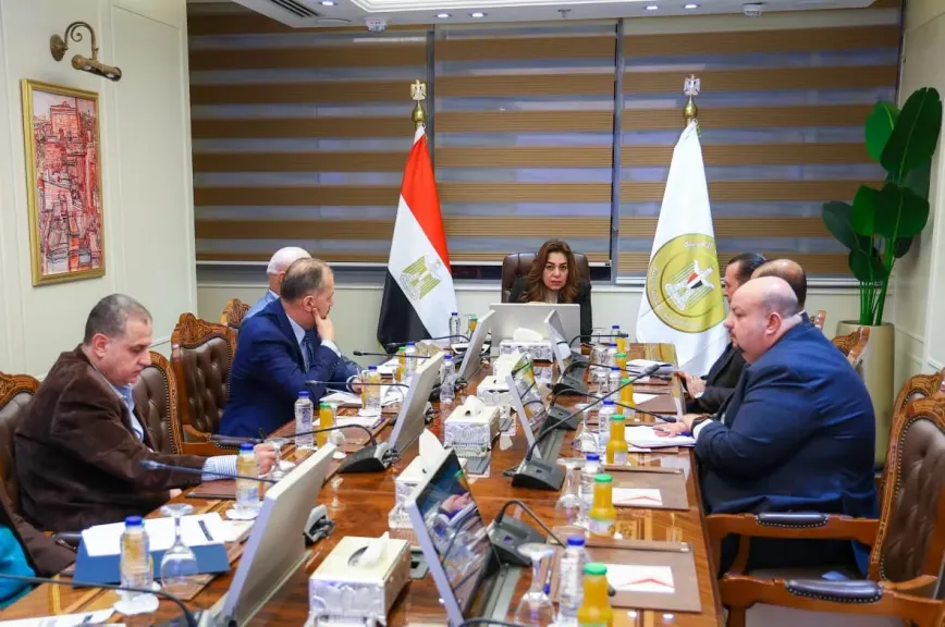 وزيرة التنمية المحلية والبيئة تعقد اجتماعًا مع القيادات لمناقشة ملامح الرؤية الاستراتيجية للوزارة 2026–2030