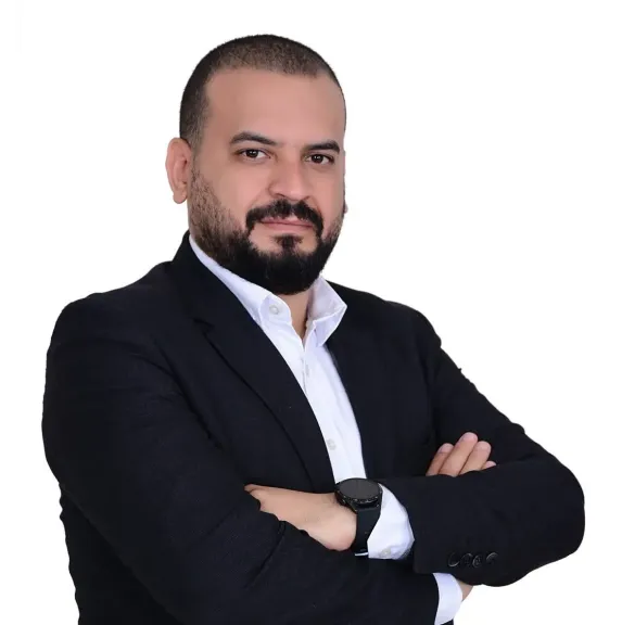 خالص التهانى للدكتور عزت بطران بمناسبة حصوله على رخصة ”مدير مالى”