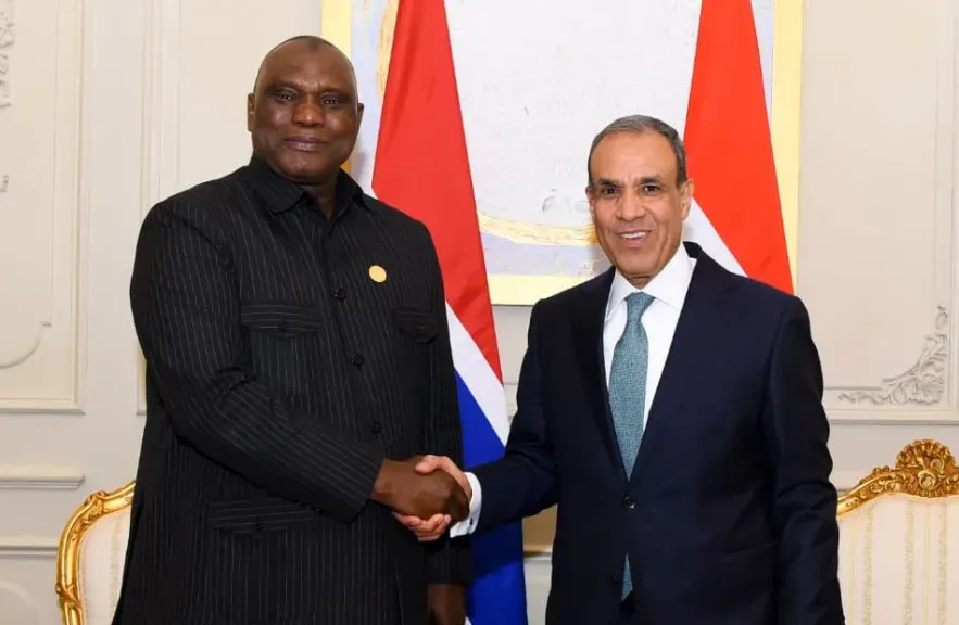 وزير الخارجية يبحث مع نظيره الجامبي تعزيز التعاون وتكثيف التنسيق المشترك