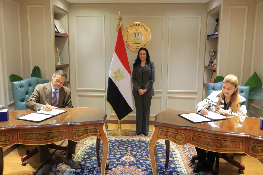 وزيرة التضامن الاجتماعي تشهد توقيع عقود تمويل المشروعات متناهية الصغر بين صندوق دعم الصناعات الريفية والبيئية وأربع جمعيات أهلية