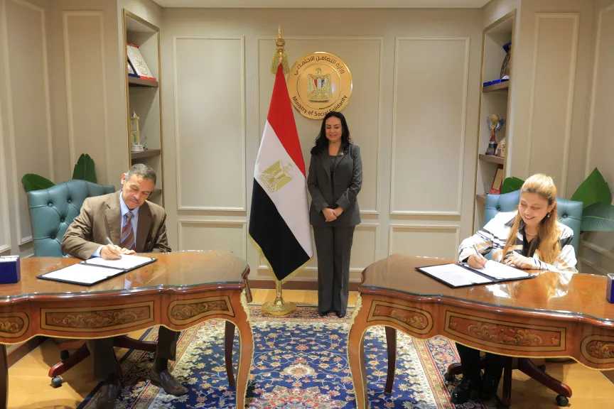 وزيرة التضامن الاجتماعي تشهد توقيع عقود تمويل المشروعات متناهية الصغر بين صندوق دعم الصناعات الريفية والبيئية وأربع جمعيات أهلية