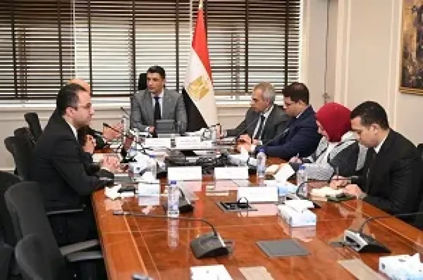 وزير الصناعة يبحث مع شركة مستحضرات التجميل خطتها لتعزيز استثماراتها في مصر