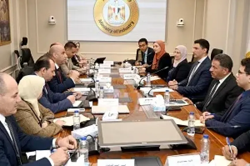 وزير الصناعة: وزارة العمل شريك أساسي لتوفير العمالة الماهرة وتعزيز استقرار بيئة المصانع