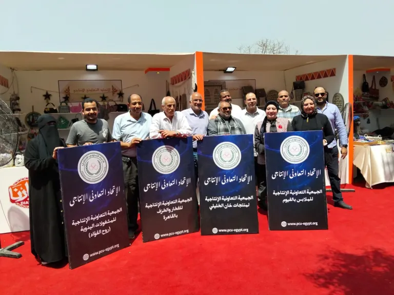 عبد الناصر محمد مدير عام الاتحاد الإنتاجى يزور الجمعيات الإنتاجية المشاركة فى معرض ”ديارنا”