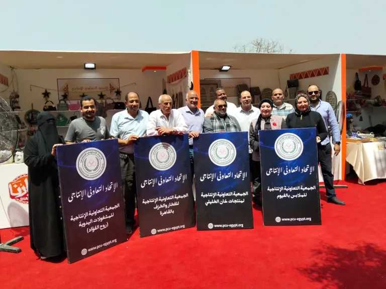 عبد الناصر محمد مدير عام الاتحاد الإنتاجى يزور الجمعيات الإنتاجية المشاركة فى معرض ”ديارنا”