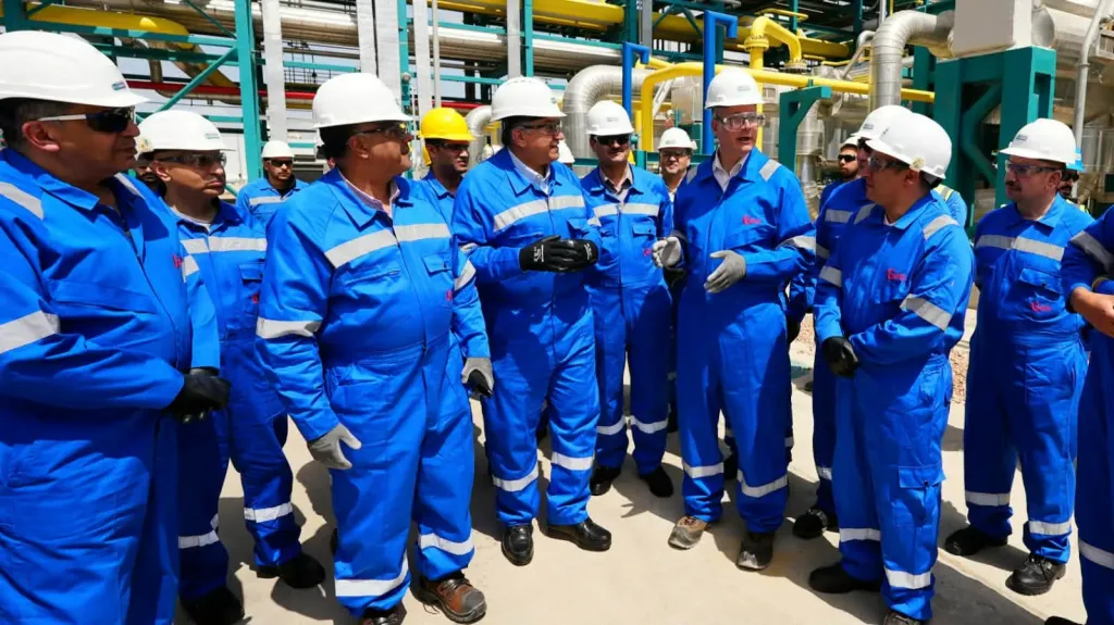 وزير البترول يتفقد التشغيل التجريبي لتوسعات مجمع جاسكو بالصحراء الغربية