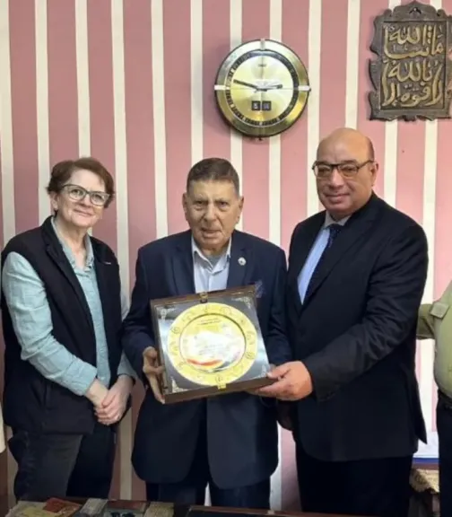 د. عبد الظاهر يكرم ”يوسف الحسين” رئيس تعاونية الخدمات الاجتماعية لدار المسنين ”ابتسامة”