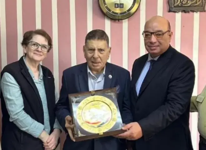 د. عبد الظاهر يكرم ”يوسف الحسين” رئيس تعاونية الخدمات الاجتماعية لدار المسنين ”ابتسامة”