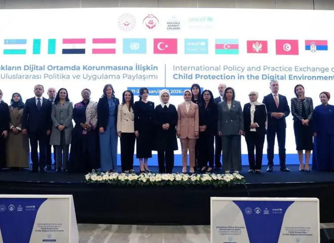 وزيرة التضامن تشارك حرم الرئيس التركى اجتماع المائدة المستديرة لحماية الطفل بأنقرة