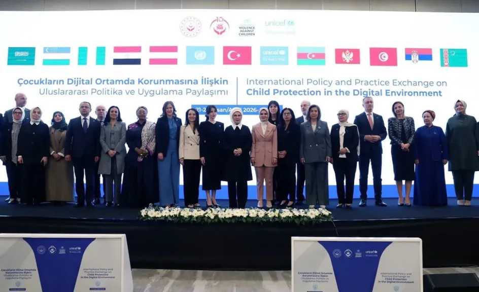 وزيرة التضامن تشارك حرم الرئيس التركى اجتماع المائدة المستديرة لحماية الطفل بأنقرة