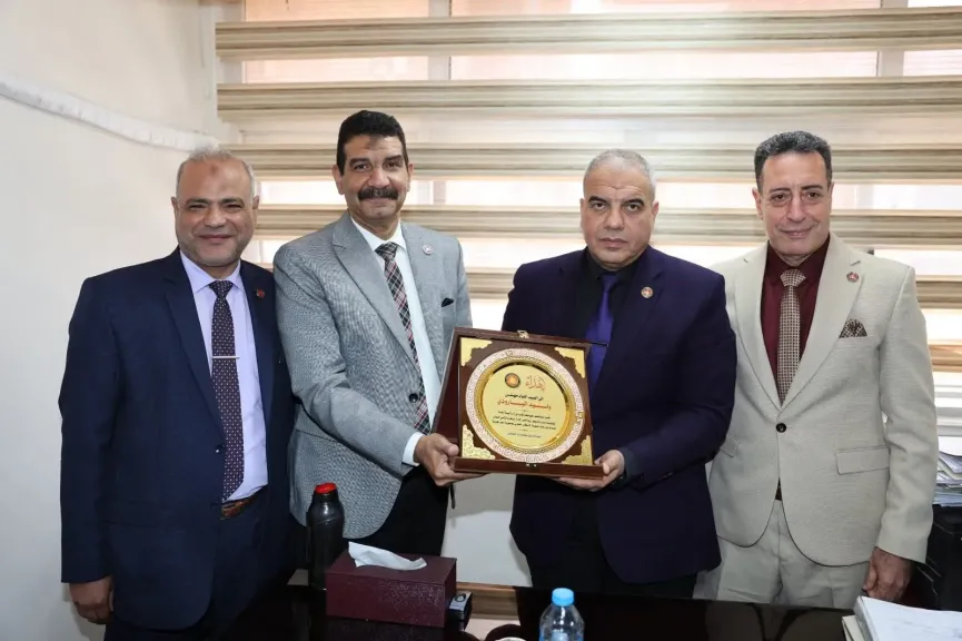 رئيس هيئة تعاونيات البناء والإسكان يزور مبنى الإدارة المركزية لشئون التعاون