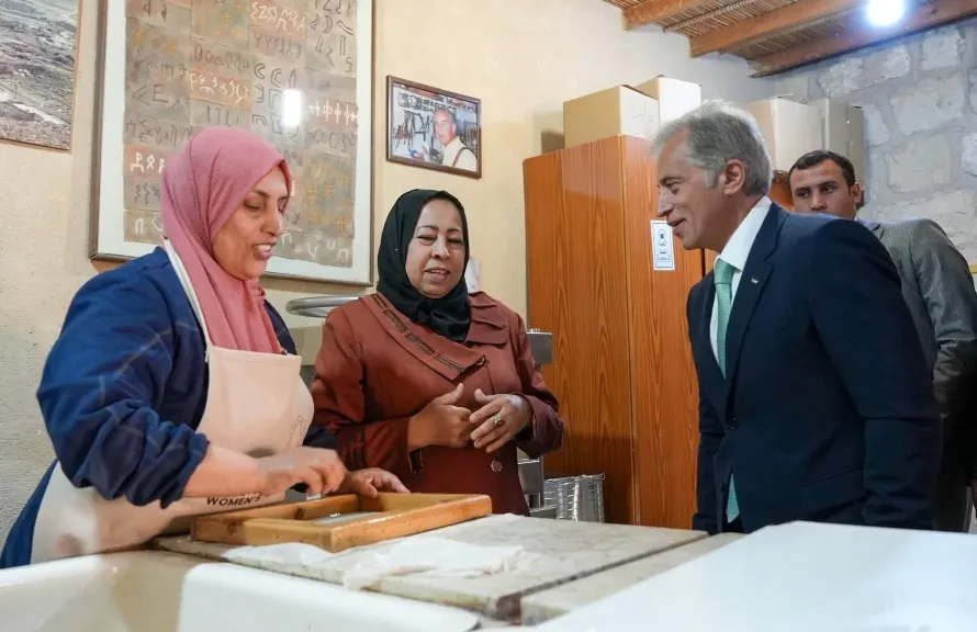 مساندة حكومية بلا حدود ..  رئيس الوزراء الأردنى يزور تعاونية سيدات ”عراق الأمير”