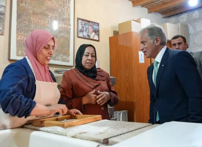 مساندة حكومية بلا حدود ..  رئيس الوزراء الأردنى يزور تعاونية سيدات ”عراق الأمير”