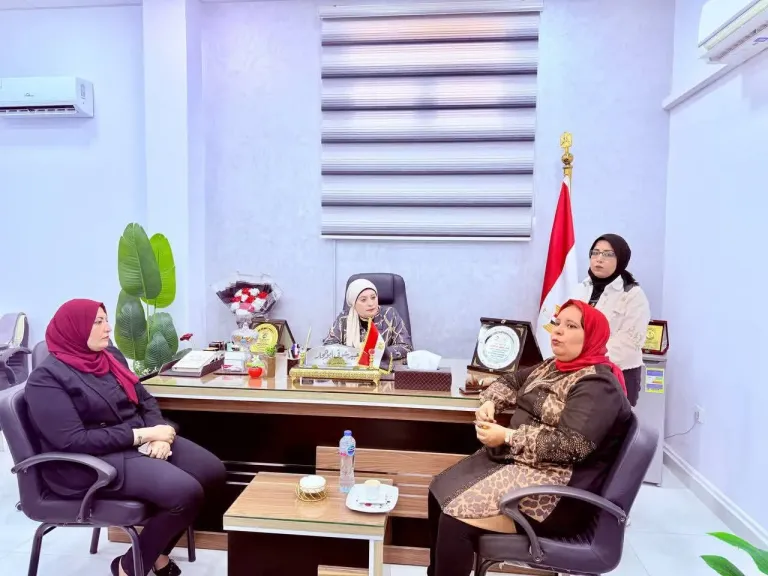 مديرة تضامن الفيوم تزور مصنع غزل ونسيج تعاونية صناعة وتصدير الملابس الجاهزة ومؤسسة ”نداء”