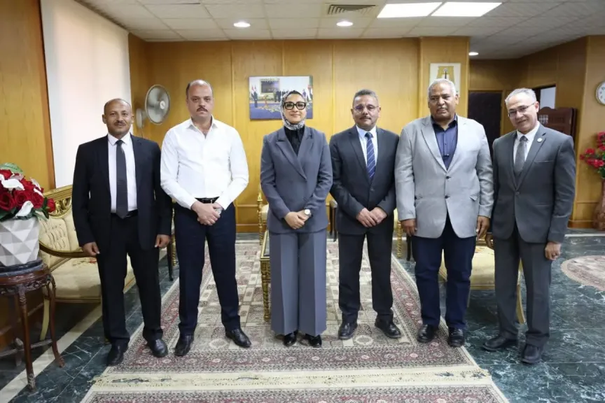 التوسع في مشروعات الطاقة الخضراء والغابات الشجرية بالفرافرة