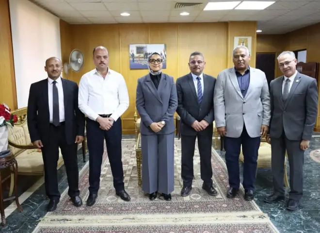 التوسع في مشروعات الطاقة الخضراء والغابات الشجرية بالفرافرة
