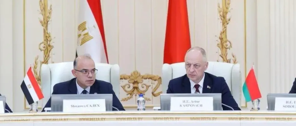 وزير الاستثمار يناقش مع وزير التجارة البيلاروسي تعزيز الأعمال بين البلدين
