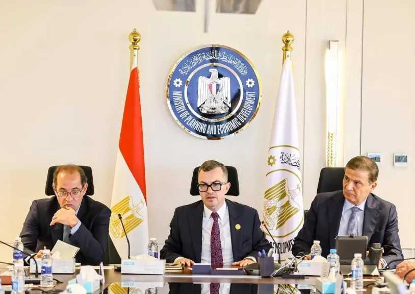 اجتماع تنسيقي بين وزراء ”الزراعة” و ”التخطيط والتنمية الاقتصادية” و”المالية” لبحث فض التشابكات المالية ودعم القطاع الزراعي