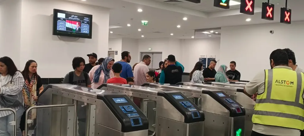 إقبال كبير على مونوريل شرق النيل خلال آخر أيام إجازة عيد الأضحى للتوجه إلى العاصمة الجديدة| صور