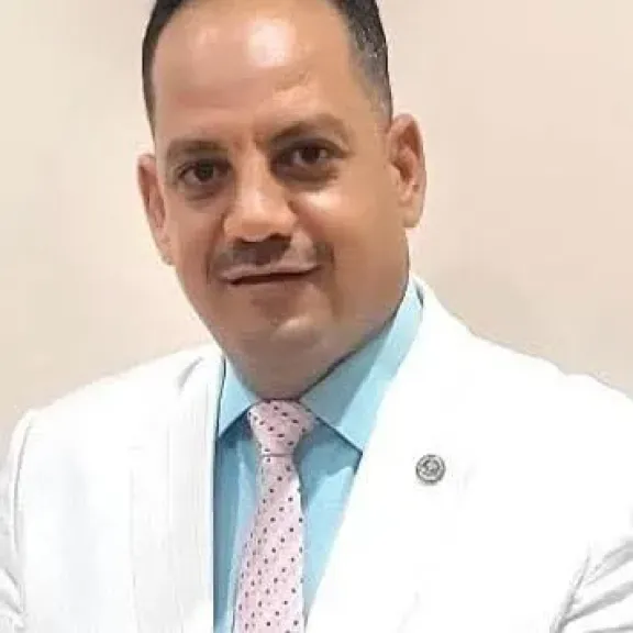العقيد أيمن صلاح السيسي يهنئ نجل شقيقه لتعيينه معيدا بكلية علوم الرياضة ببنى سويف
