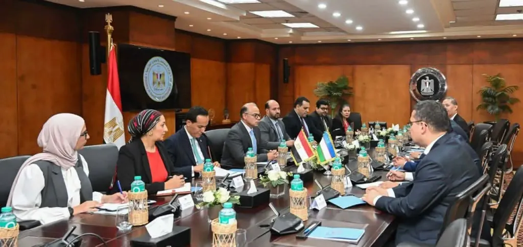 مباحثات مصرية أوزبكية لإقامة مناطق استثمارية في الحافلات والأدوية والمنسوجات