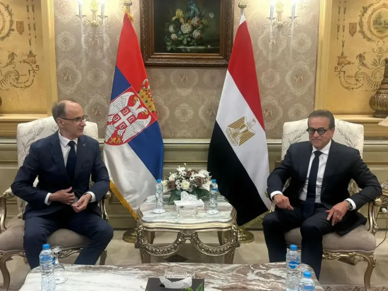 وزير الصحة والسكان يستقبل رئيس وزراء صربيا بمطار القاهرة الدولي