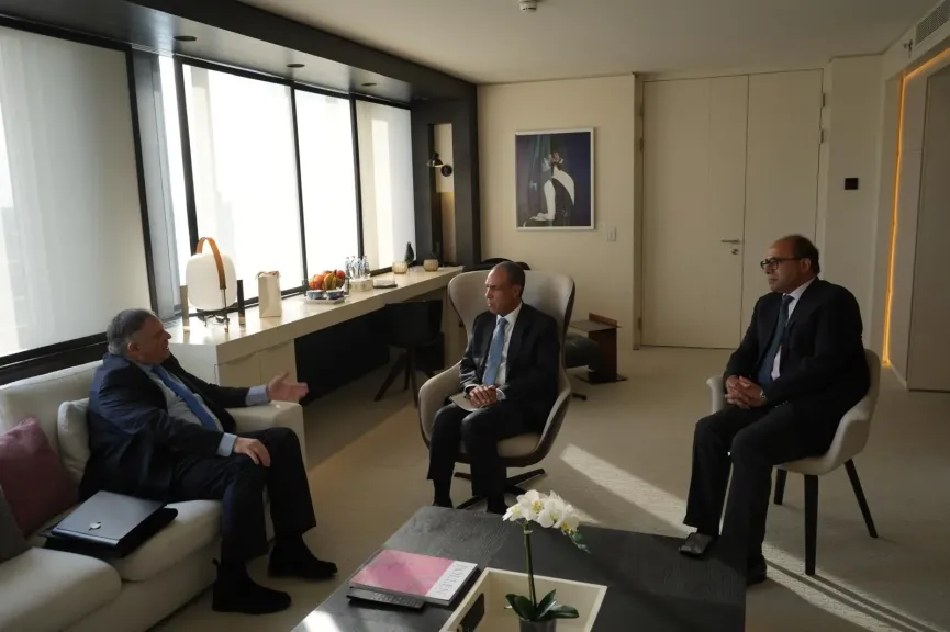 وزير الخارجية يلتقي المدير التنفيذي لمجموعة شركات ”كوبيلوزوس” المعنية بمشروع الربط الكهربائي بين مصر واليونان