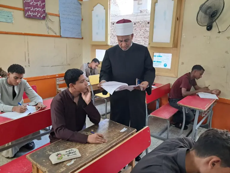 رئيس قطاع المعاهد الأزهرية يتابع امتحان الكيمياء بقنا.. ويؤكد الانضباط وتكافؤ الفرص داخل اللجان |صور