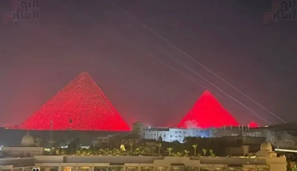 الأهرامات تكتسى باللون الأحمر احتفالا بالفوز التاريخى لمنتخب مصر فى كأس العالم