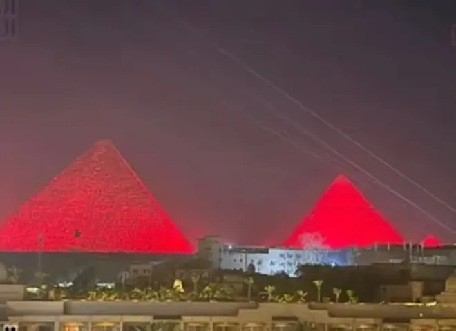 الأهرامات تكتسى باللون الأحمر احتفالا بالفوز التاريخى لمنتخب مصر فى كأس العالم