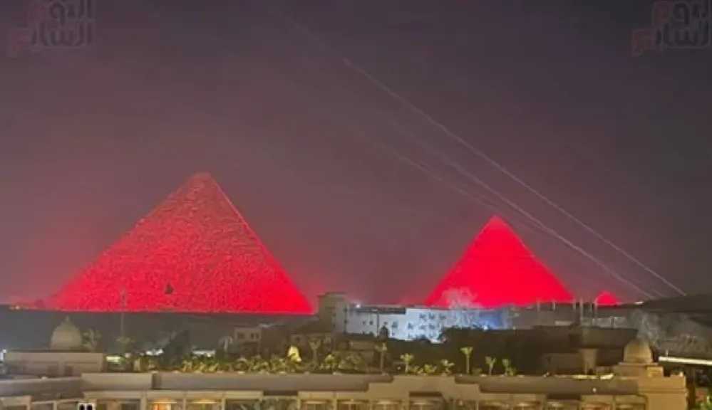 الأهرامات تكتسى باللون الأحمر احتفالا بالفوز التاريخى لمنتخب مصر فى كأس العالم