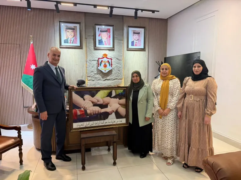 مدير ”التعاونية الأردنية” يزور تعاونية ”نساء نحو القمة الزراعية”