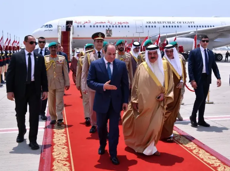 المتحدث الرئاسي ينشر صور الرئيس السيسي خلال زيارة أخوية إلى البحرين