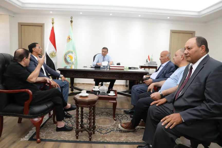 وزير الزراعة يلتقي ”منتجي الدواجن” لبحث آليات تطوير الصناعة ودعم المربين