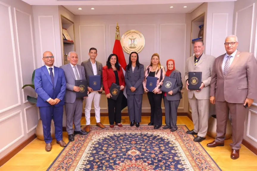 وزيرة التضامن الاجتماعي تشهد توقيع عقود تمويل لمشروعات متناهية الصغر بين صندوق دعم الصناعات الريفية والبيئية و 4 جمعيات أهلية