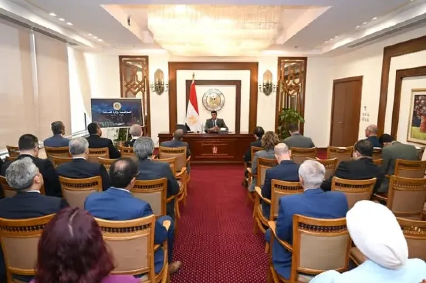 وزير الصناعة يستعرض خطط تعزيز الصادرات وجذب الاستثمارات الصناعية مع رؤساء البعثات بالخارج