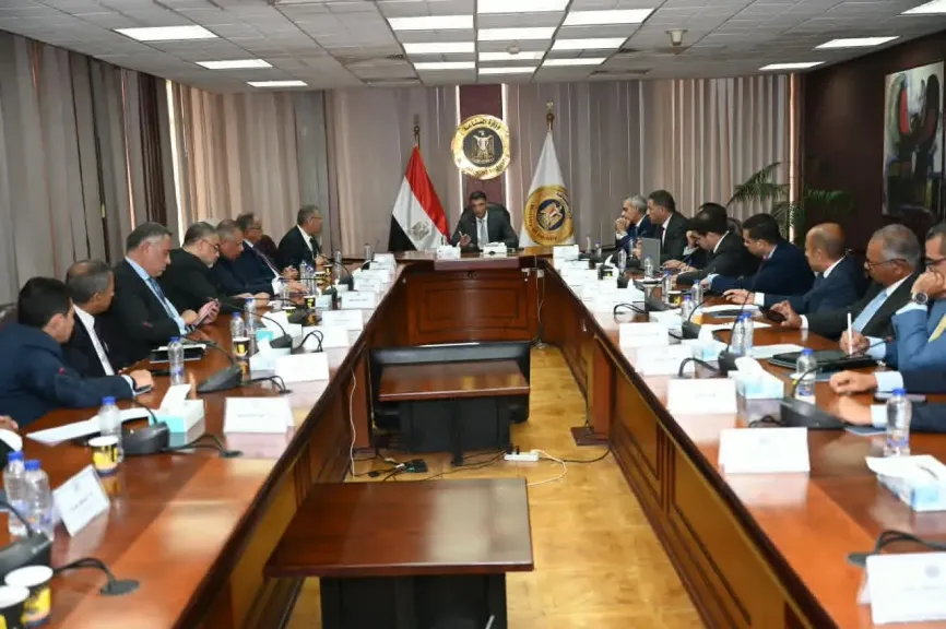 وزير الصناعة: نستهدف زيادة الصادرات المغذية للسيارات ودمجها في سلاسل الإمداد العالمية