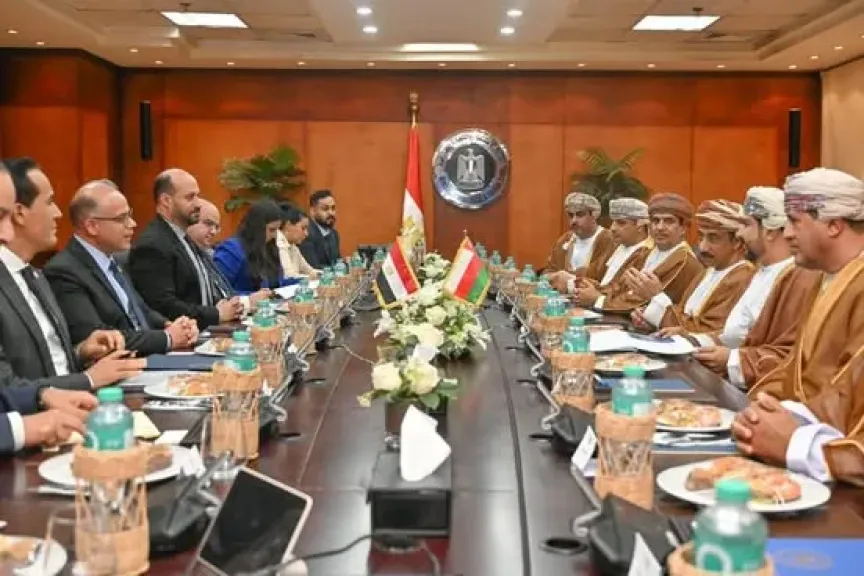 وزير الاستثمار يبحث مع رئيس الهيئة العامة للمناطق الاقتصادية الخاصة والمناطق الحرة بسلطنة عمان تعزيز الشراكة