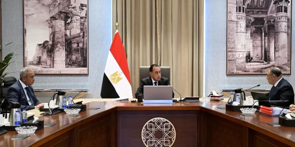 رئيس الوزراء يُتابع ملفات عمل المركز الوطني لتخطيط استخدامات أراضي الدولة