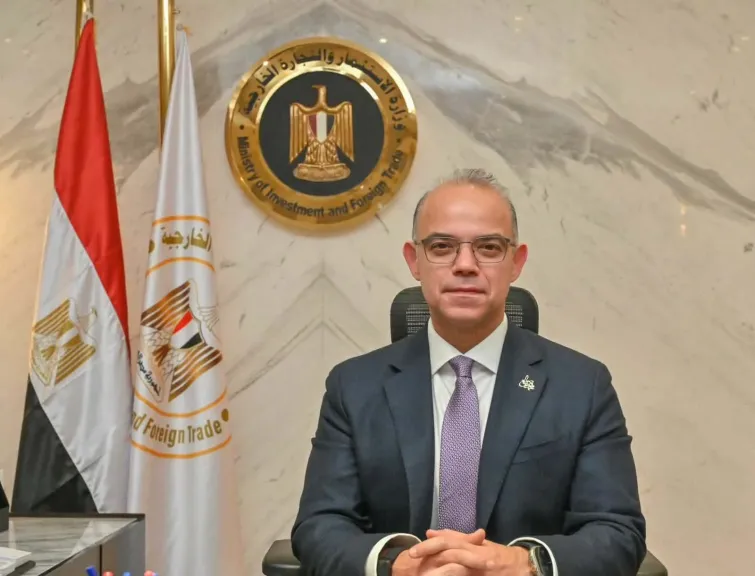 ضبط 20 هاتف آيفون و350 قرص ترامادول بمطار الإسكندرية