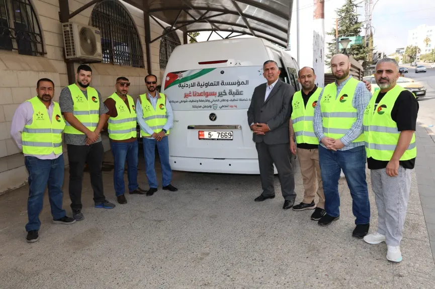 هذا هو ”التعاون” الحقيقى .. موظفو ”التعاونية الأردنية” يطلقون مبادرة تطوعية  لتنظيف الطرق والمباني وطلاء الأرصفة