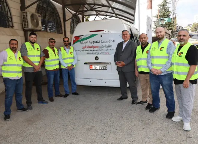 هذا هو ”التعاون” الحقيقى .. موظفو ”التعاونية الأردنية” يطلقون مبادرة تطوعية  لتنظيف الطرق والمباني وطلاء الأرصفة
