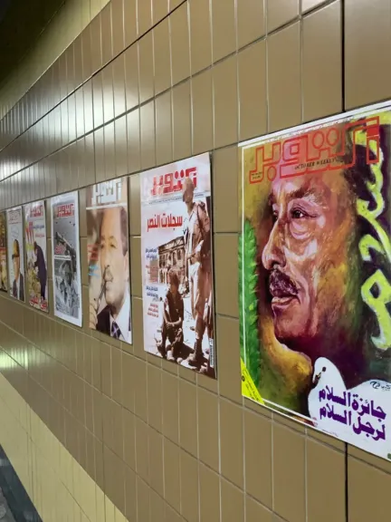 انبهار الجماهير بأغلفة مجلة أكتوبر.. رواد مترو الأنفاق يتفاعلون بحفاوة مع فعاليات وزارة الثقافة المفاجئة